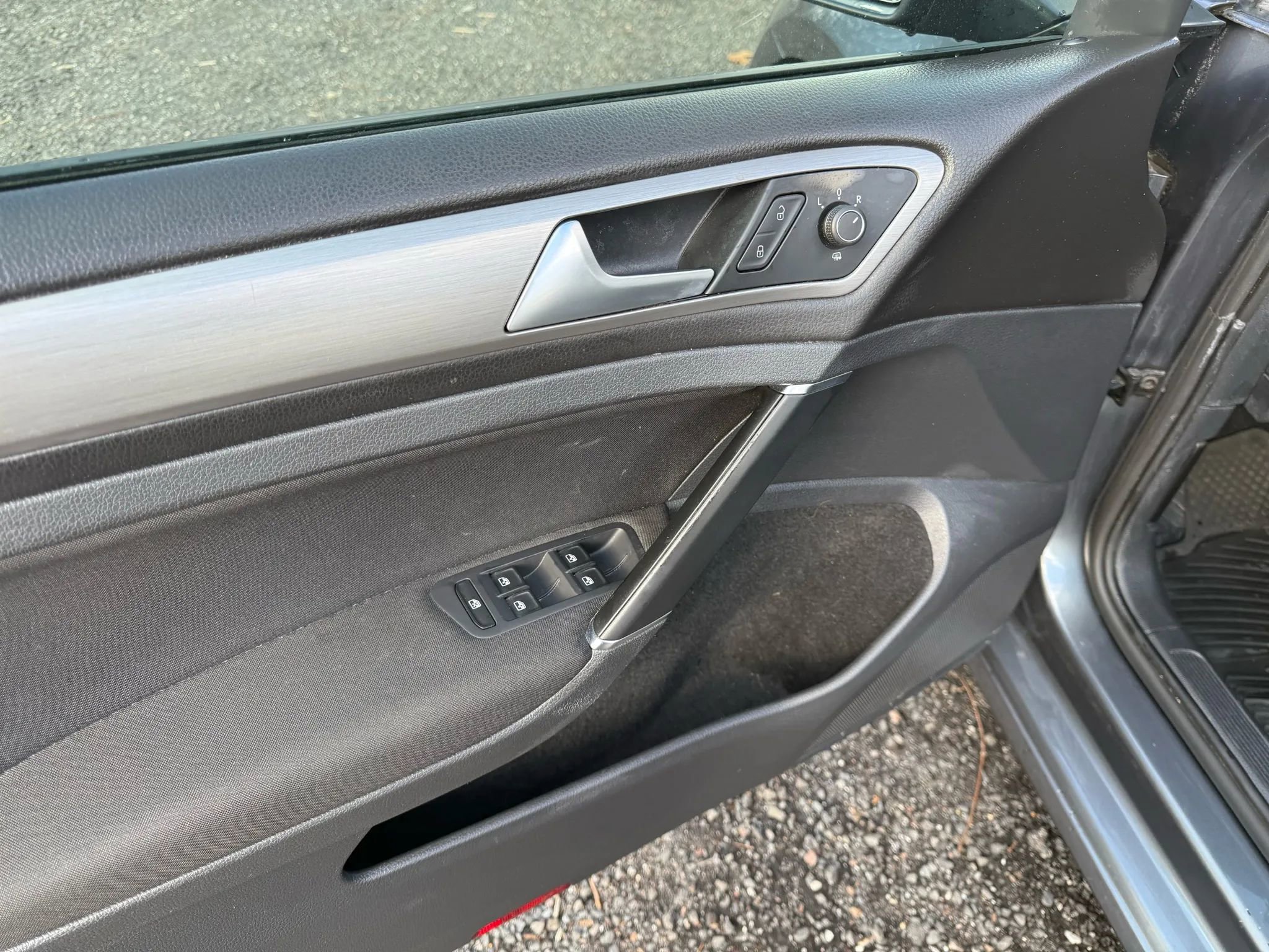 Used 2017 Volkswagen Golf S image 30