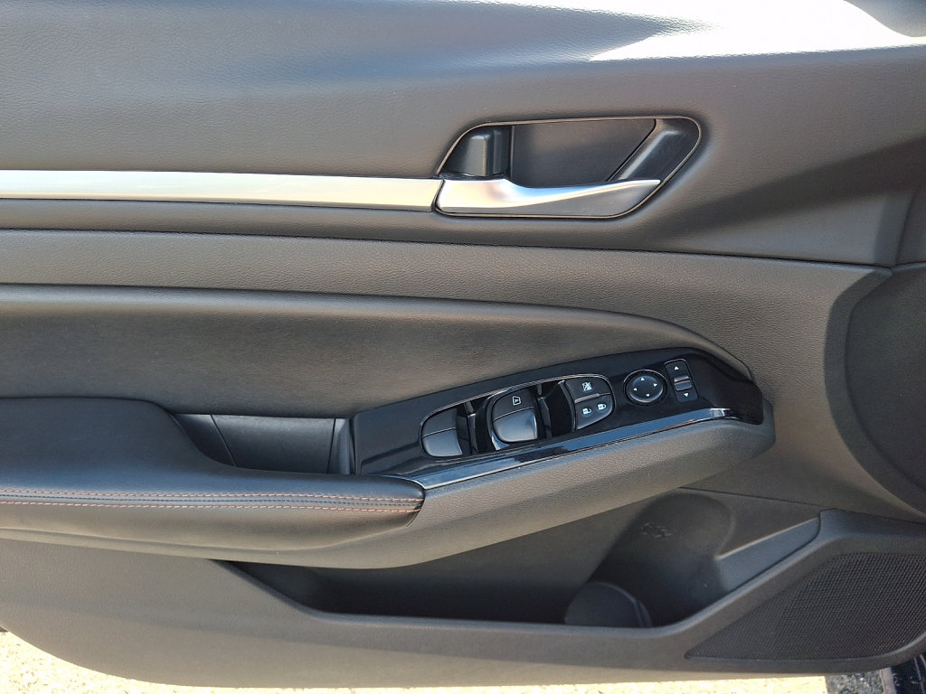 Used 2024 Nissan Altima 2.5 SR FWD image 23