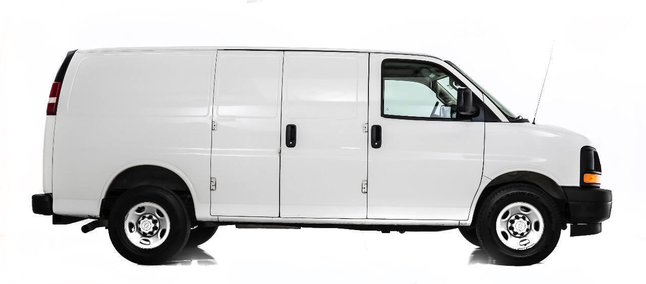 Used 2017 Chevrolet Express 2500 RWD image 5