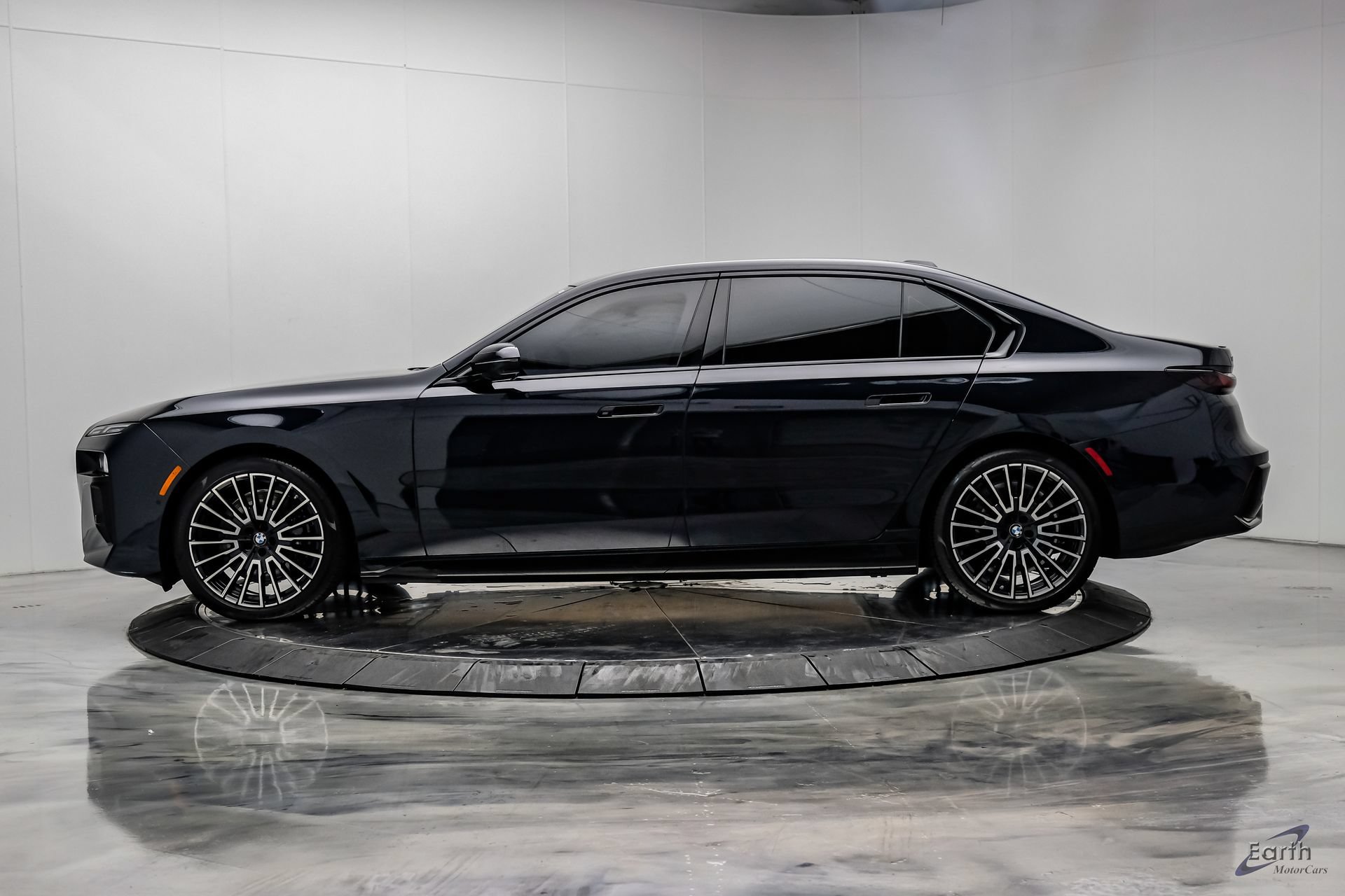 Used 2025 BMW i7 xDrive60 AWD/4WD image 7