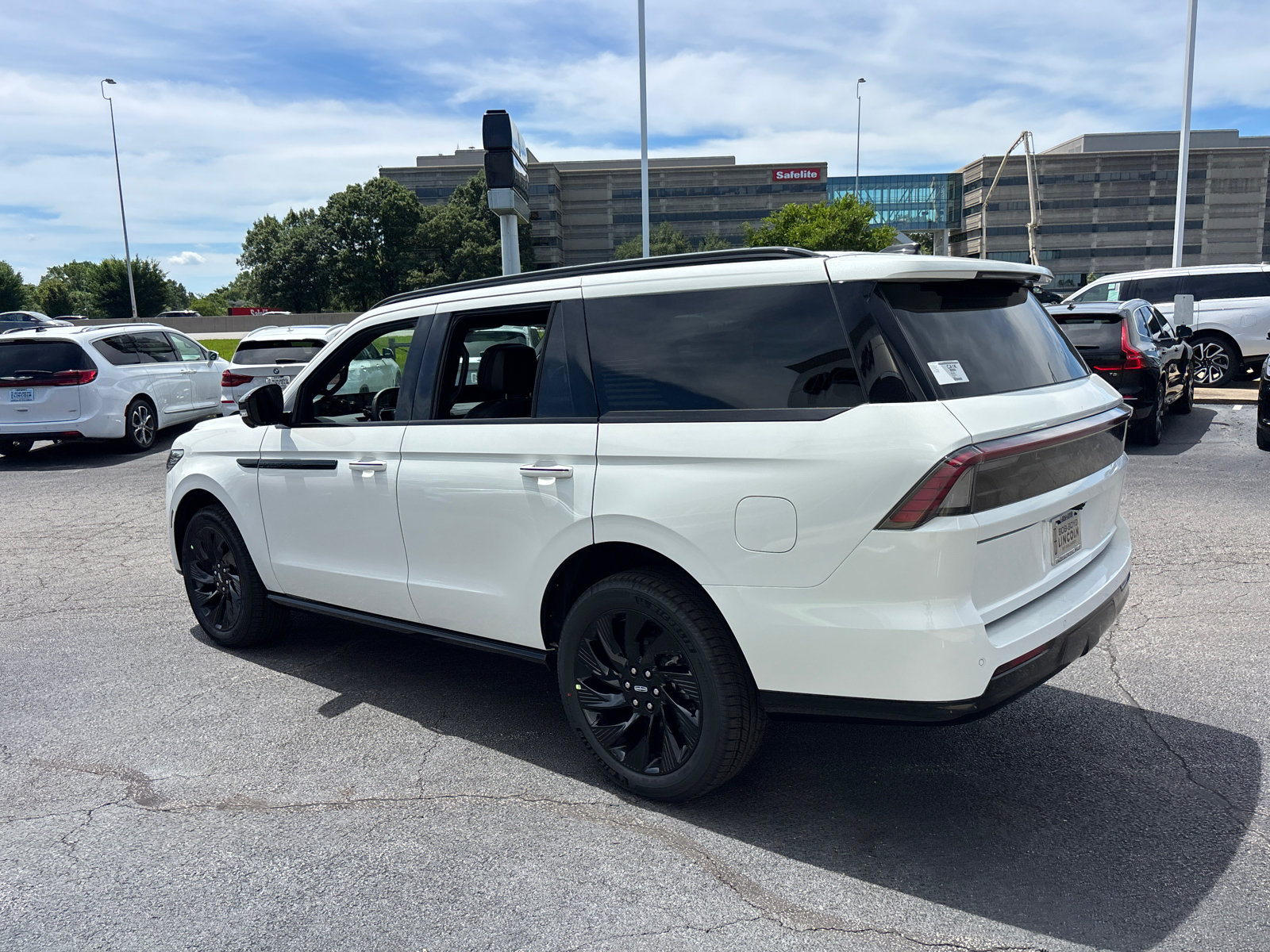 New 2026 Lincoln Navigator Reserve w/ Jet Appearance Package AWD/4WD image 5