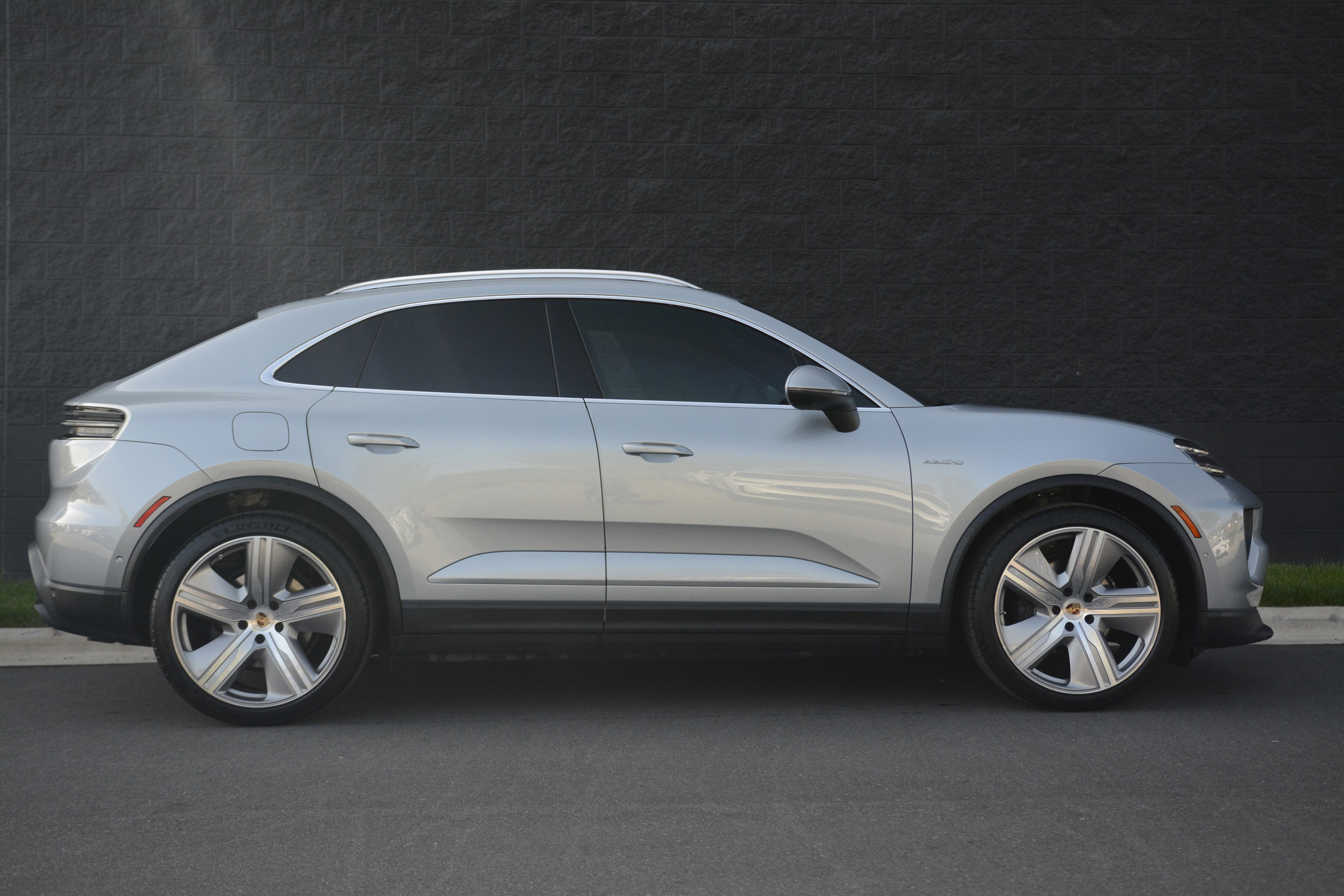 Certified 2025 Porsche Macan 4 Electric image 8