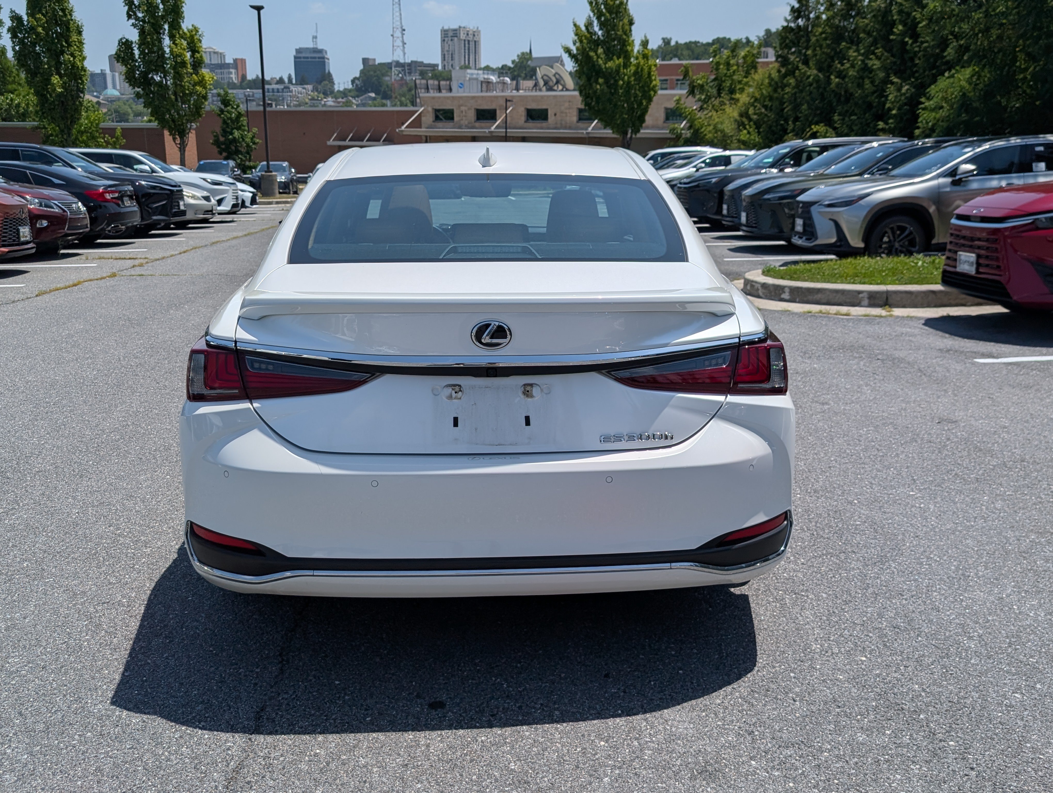Used 2024 Lexus ES 300h Ultra Luxury w/ Accessory Package (Z2) FWD image 4