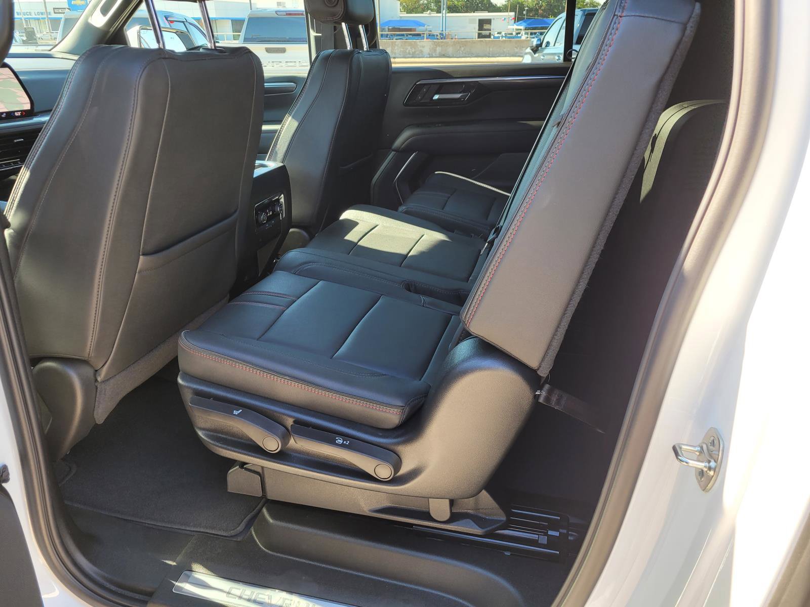 Used 2026 Chevrolet Suburban RST RWD image 3