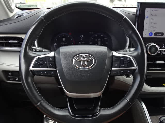 Used 2023 Toyota Highlander Limited FWD image 24