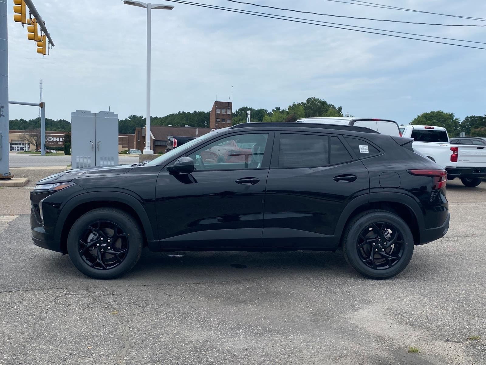 New 2026 Chevrolet Trax LT w/ Driver Confidence Package FWD image 3