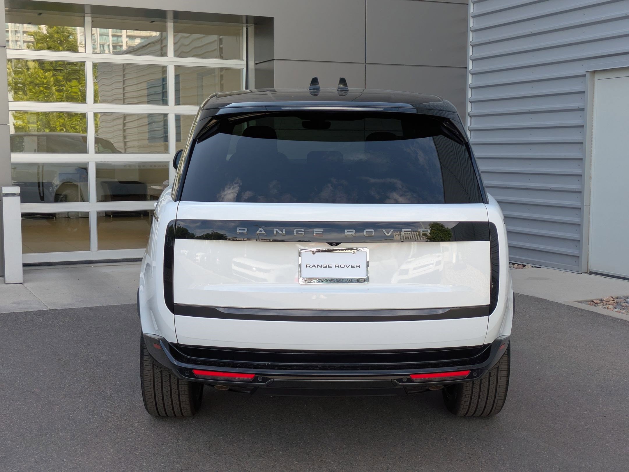 New 2025 Land Rover Range Rover Long Wheelbase SE image 4