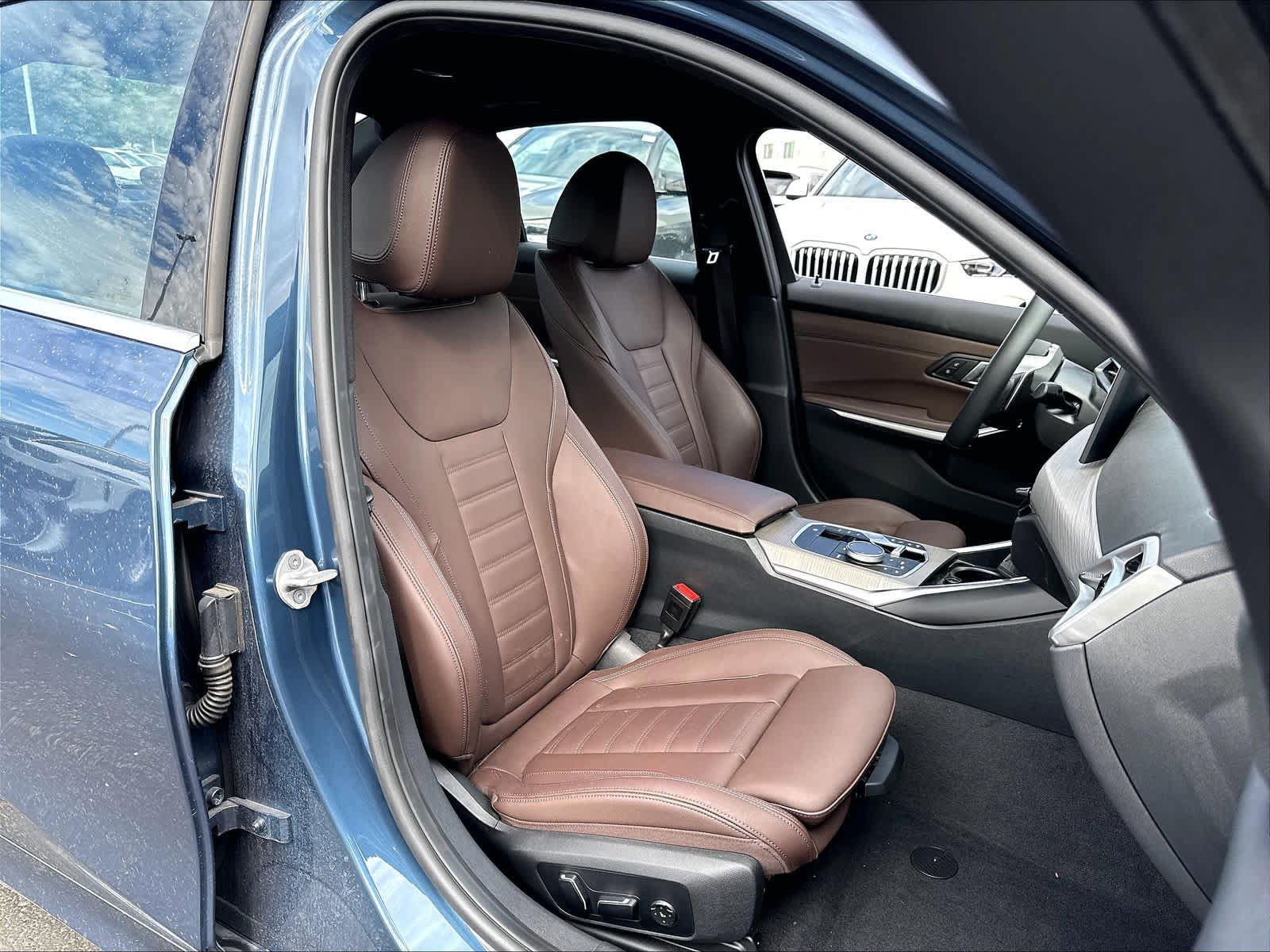 Used 2025 BMW 330i Sedan w/ Premium Package RWD image 29