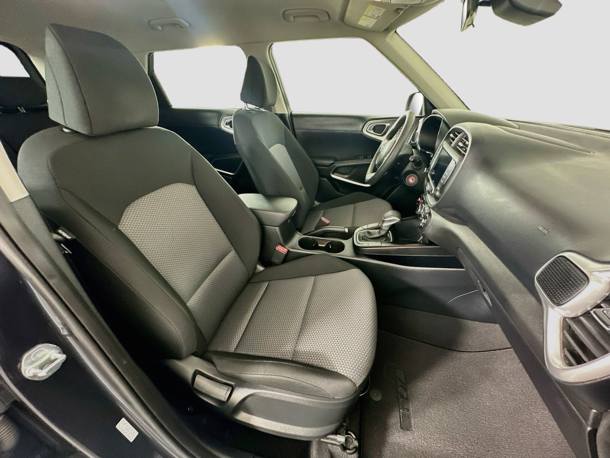 Used 2025 Kia Soul LX w/ LX Technology Package FWD image 29
