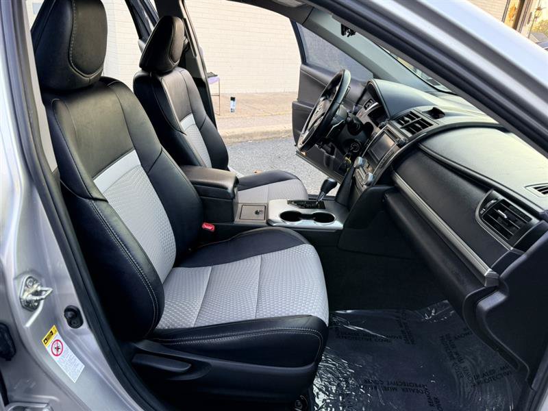 Used 2013 Toyota Camry SE w/ Preferred Accessory Pkg FWD image 12