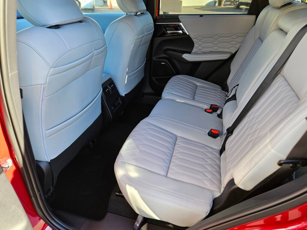 New 2025 Mitsubishi Outlander SEL image 15