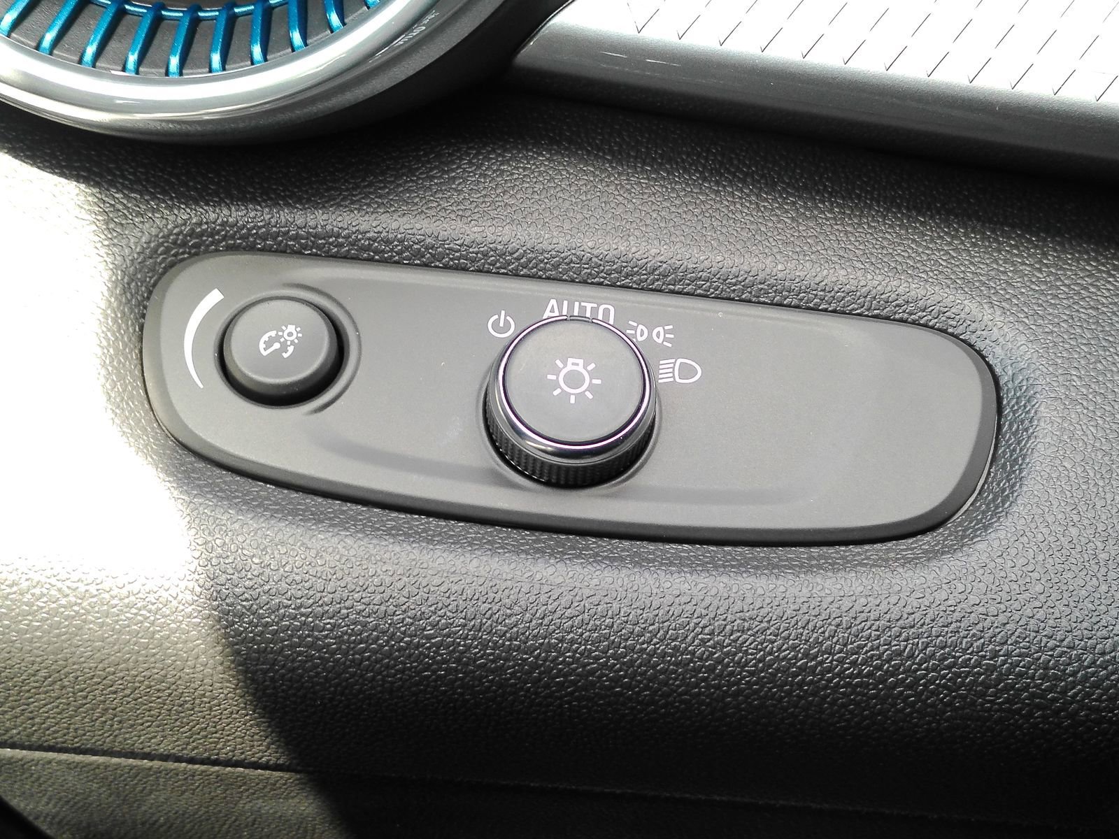 Used 2025 Chevrolet Trax LT FWD image 24