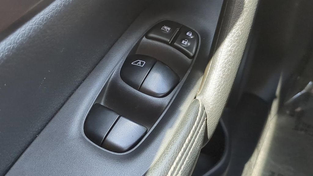 Used 2016 Nissan Rogue SV w/ SV Premium Package image 19