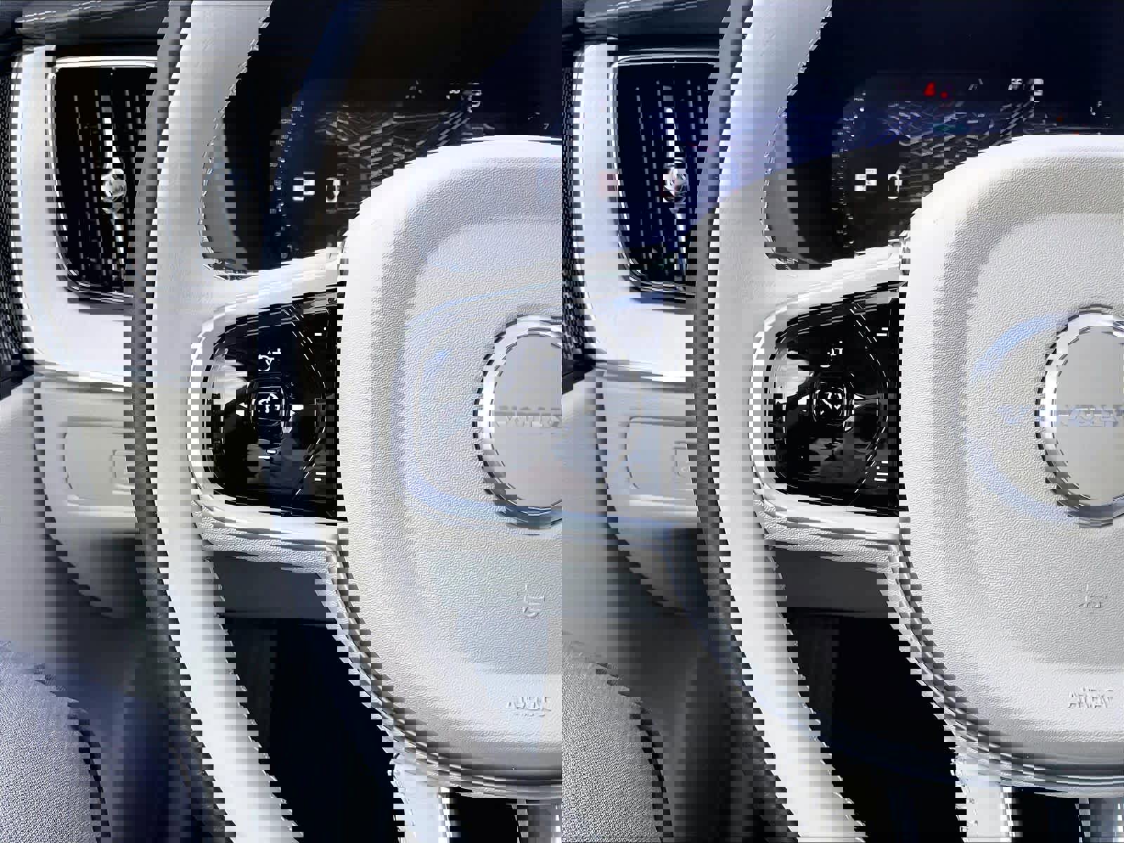 New 2026 Volvo XC60 B5 Ultra w/ Protection Package Premier image 17