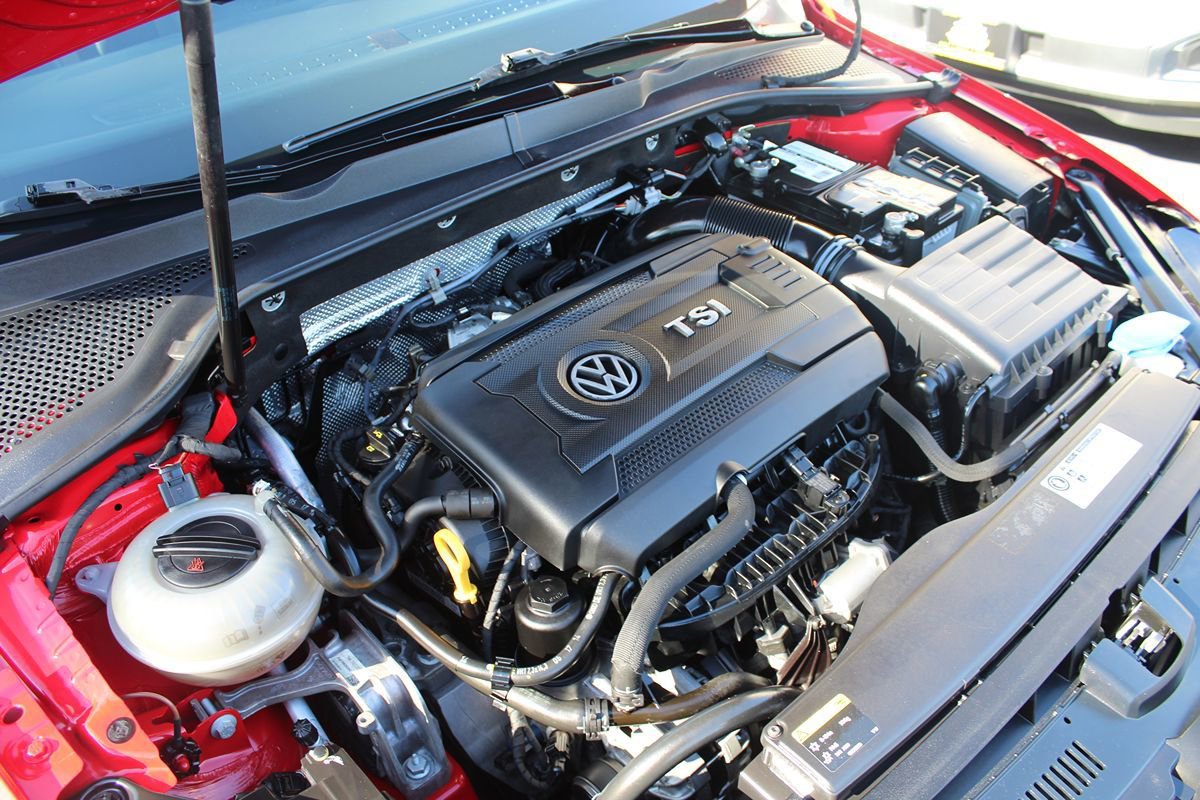 Used 2015 Volkswagen GTI SE FWD image 32