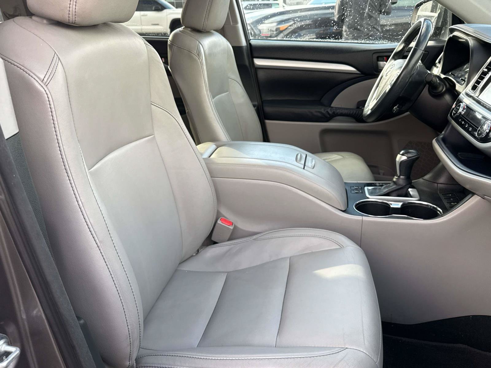 Used 2016 Toyota Highlander XLE w/ Four Season Floor Mat Package AWD/4WD image 20