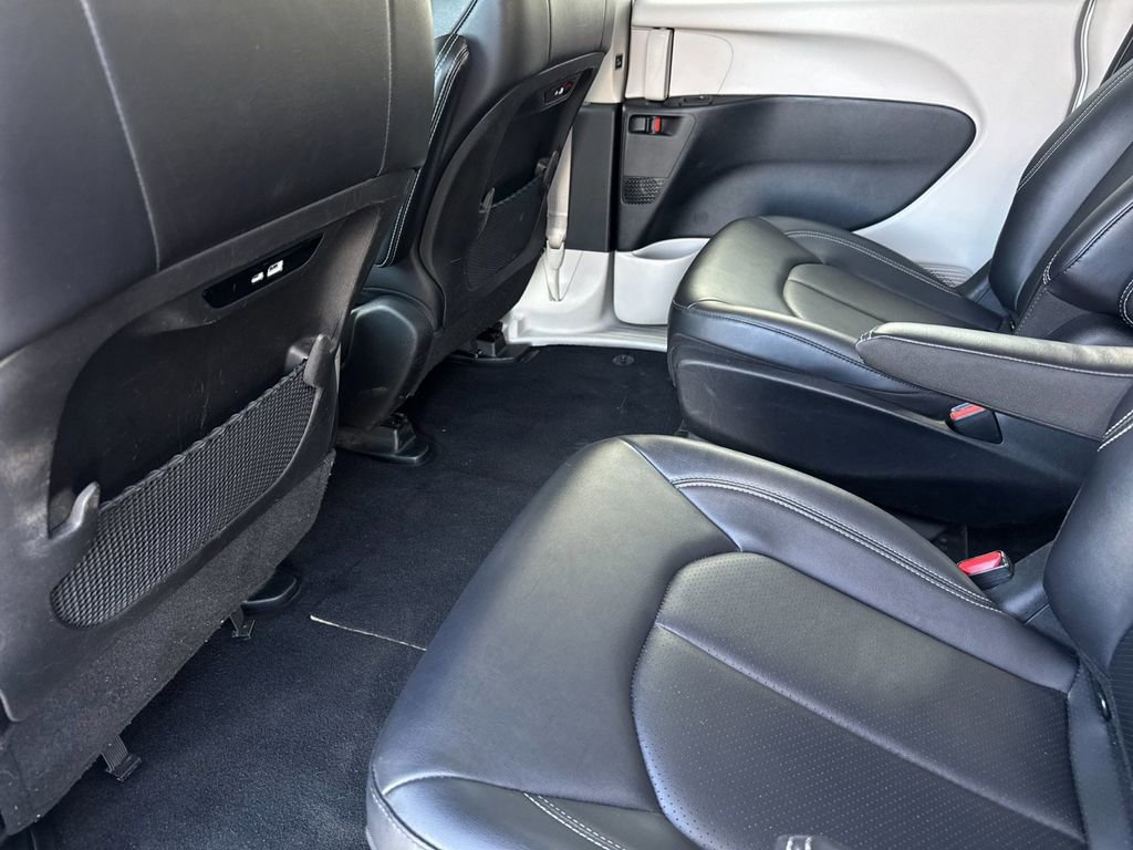 Used 2024 Chrysler Pacifica Select image 11