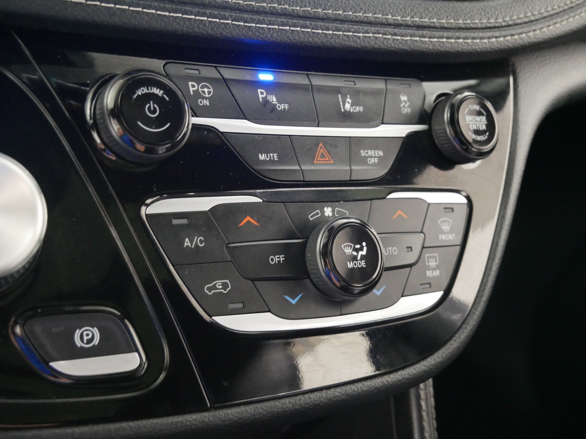Used 2024 Chrysler Pacifica Premium FWD image 23
