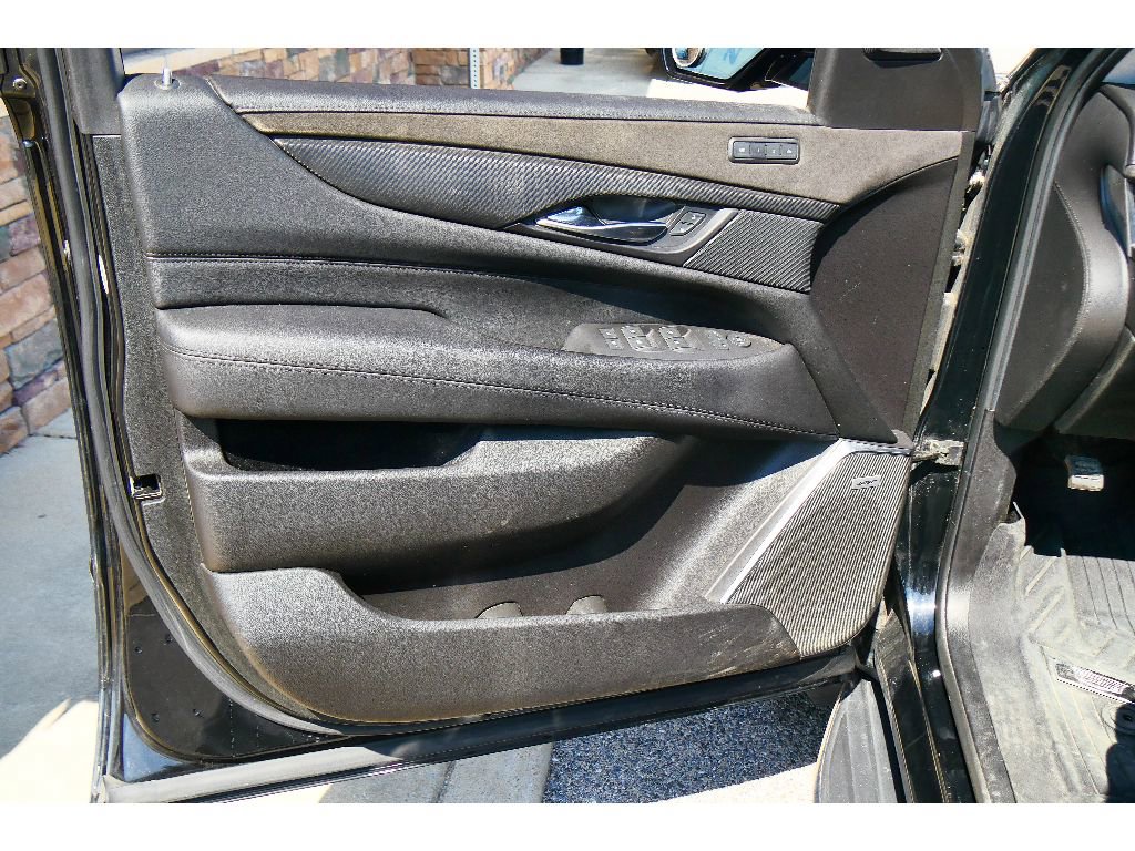 Used 2019 Cadillac Escalade Luxury w/ Escalade Sport Edition AWD/4WD image 9