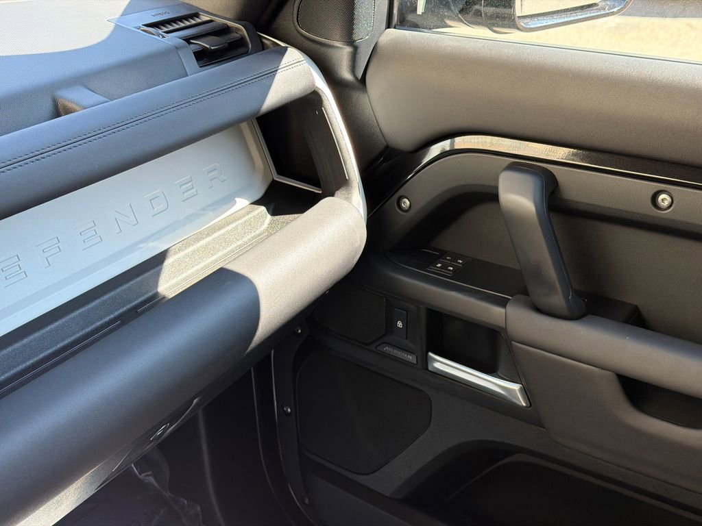 Used 2025 Land Rover Defender 110 S image 31