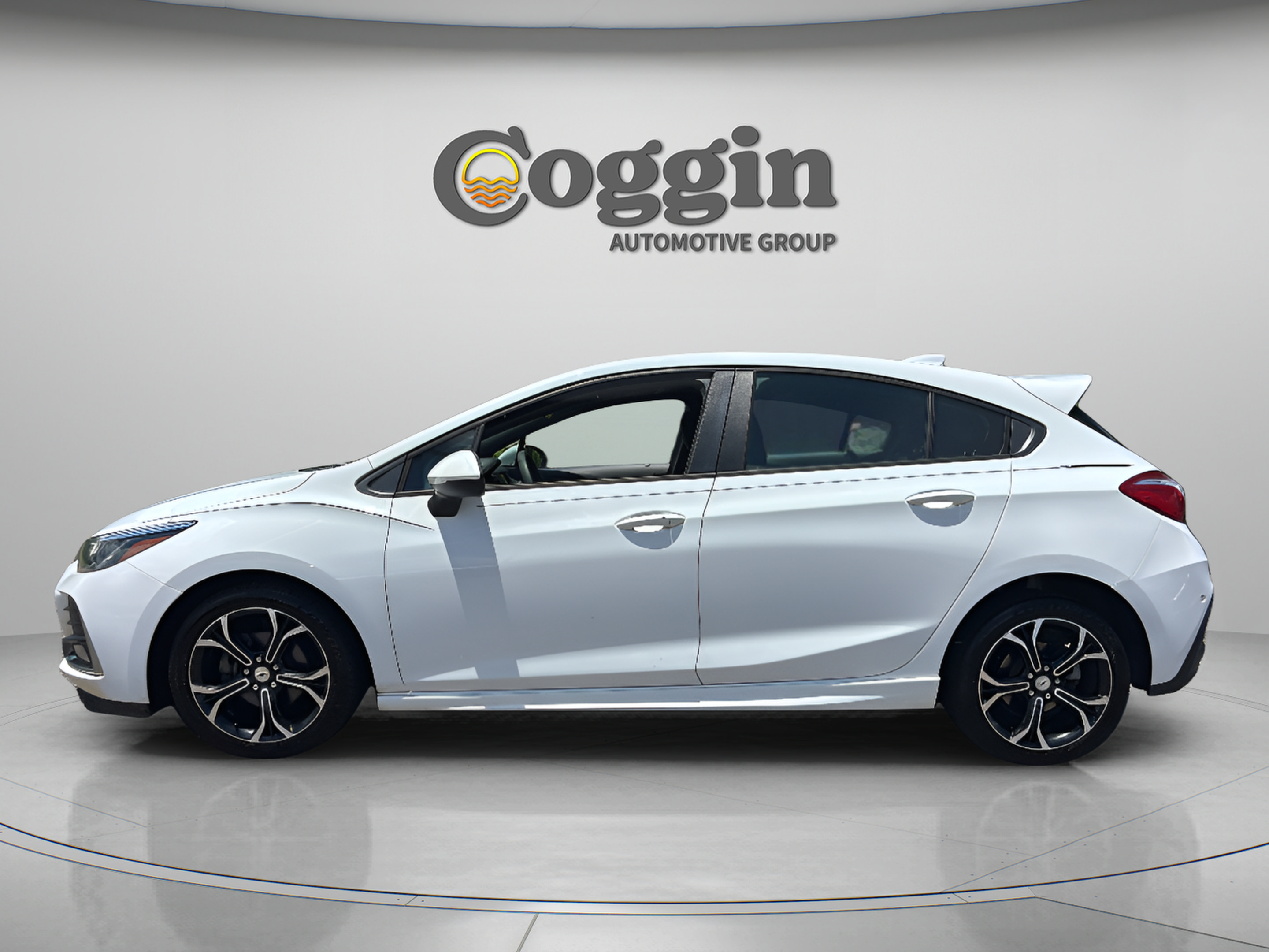 Used 2019 Chevrolet Cruze LT w/ Convenience Package FWD image 2