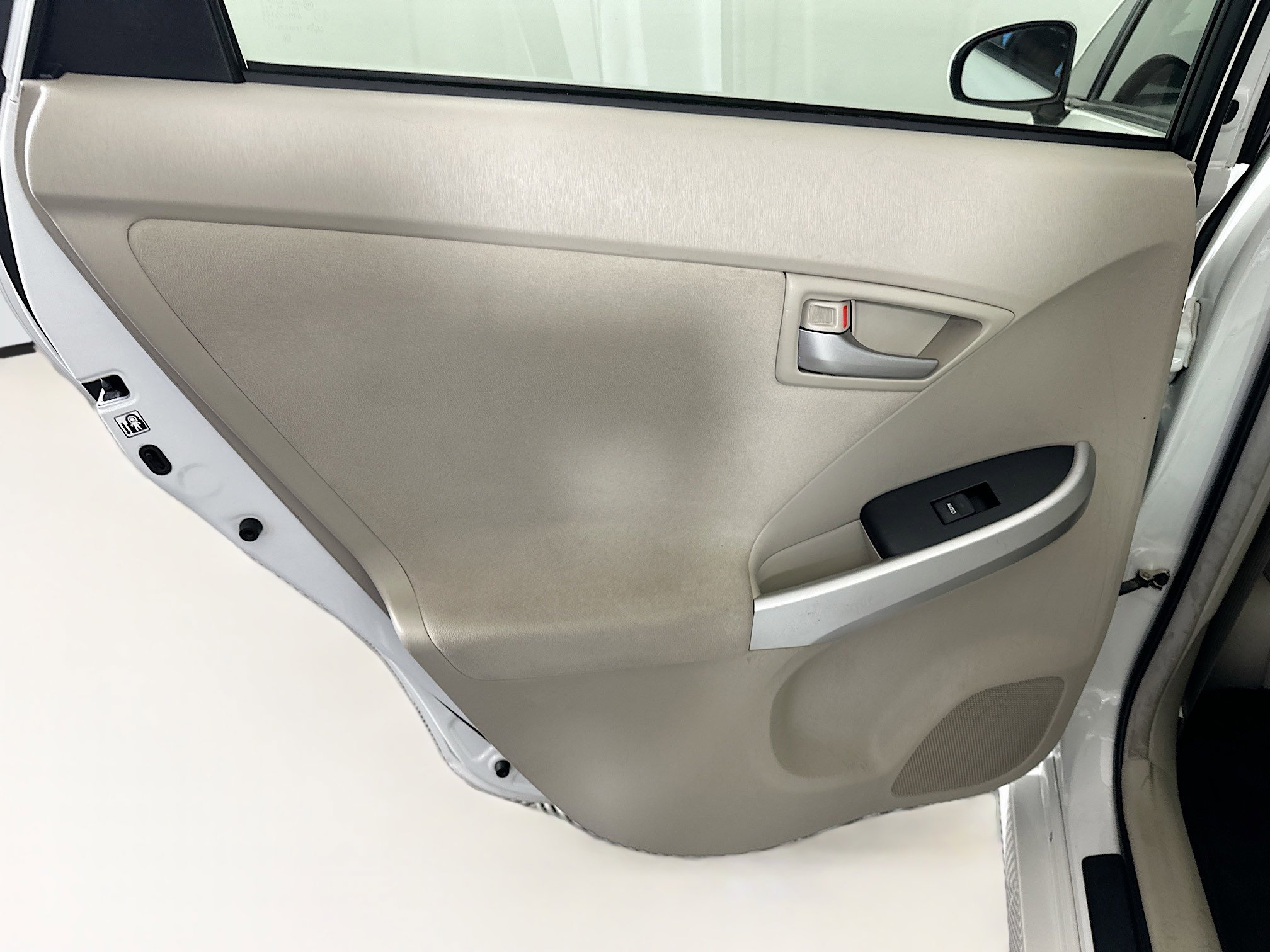 Used 2015 Toyota Prius Three w/ Preferred Accessory Package FWD image 24