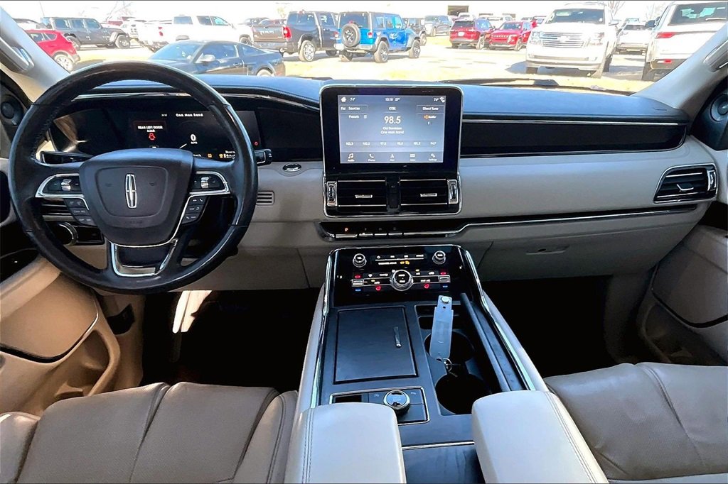 Used 2019 Lincoln Navigator Select image 12
