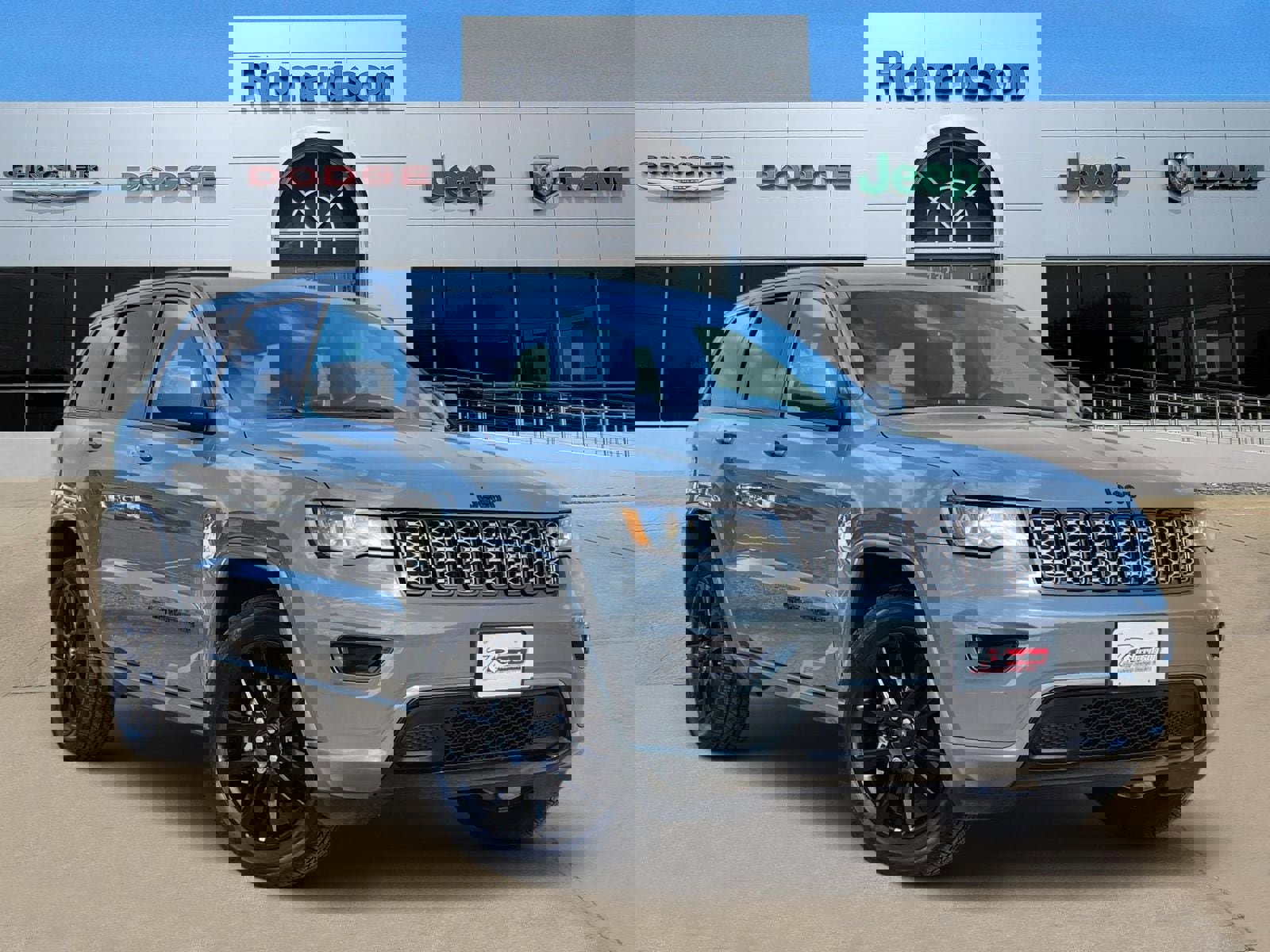 Used 2020 Jeep Grand Cherokee Altitude image 1
