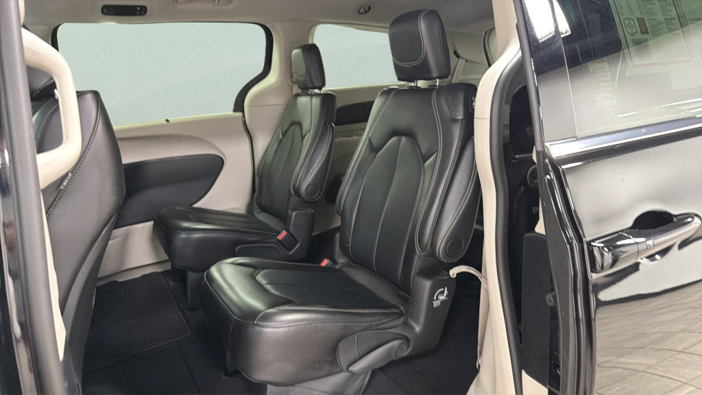 Used 2024 Chrysler Pacifica Touring-L FWD image 35