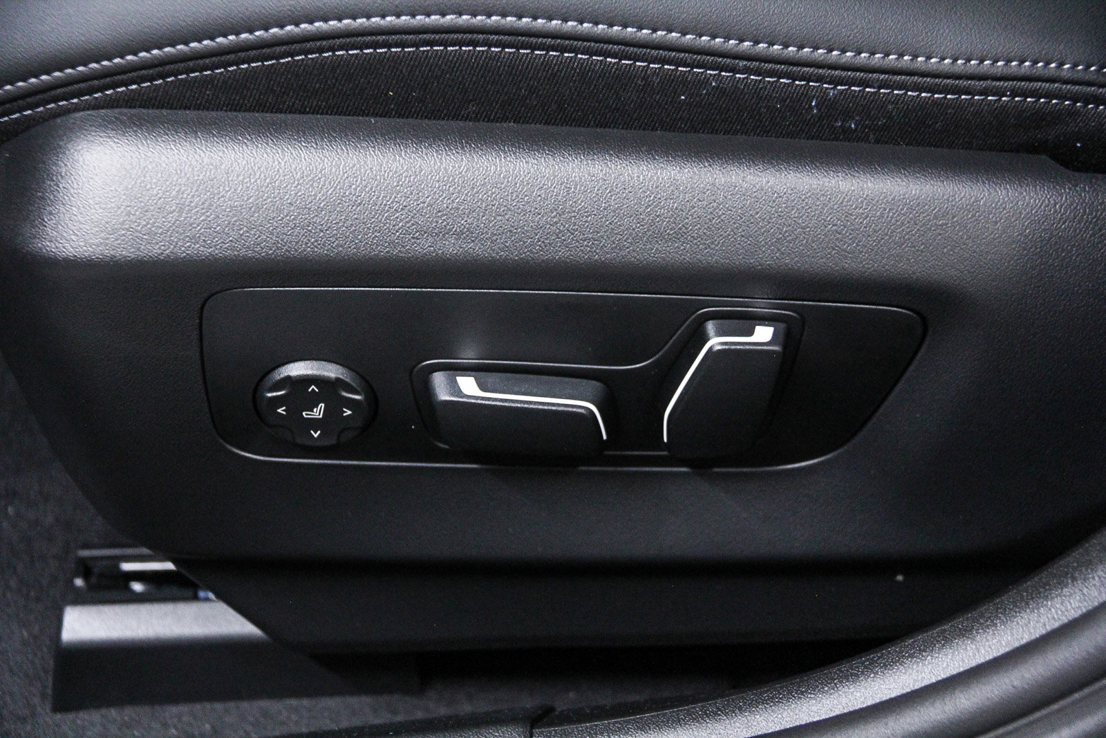 New 2026 BMW i5 eDrive40 w/ Convenience Package image 21