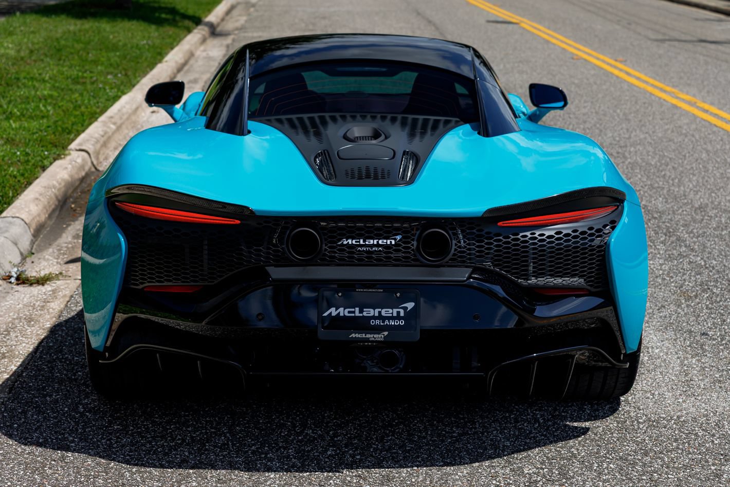 Used 2023 McLaren Artura RWD image 27