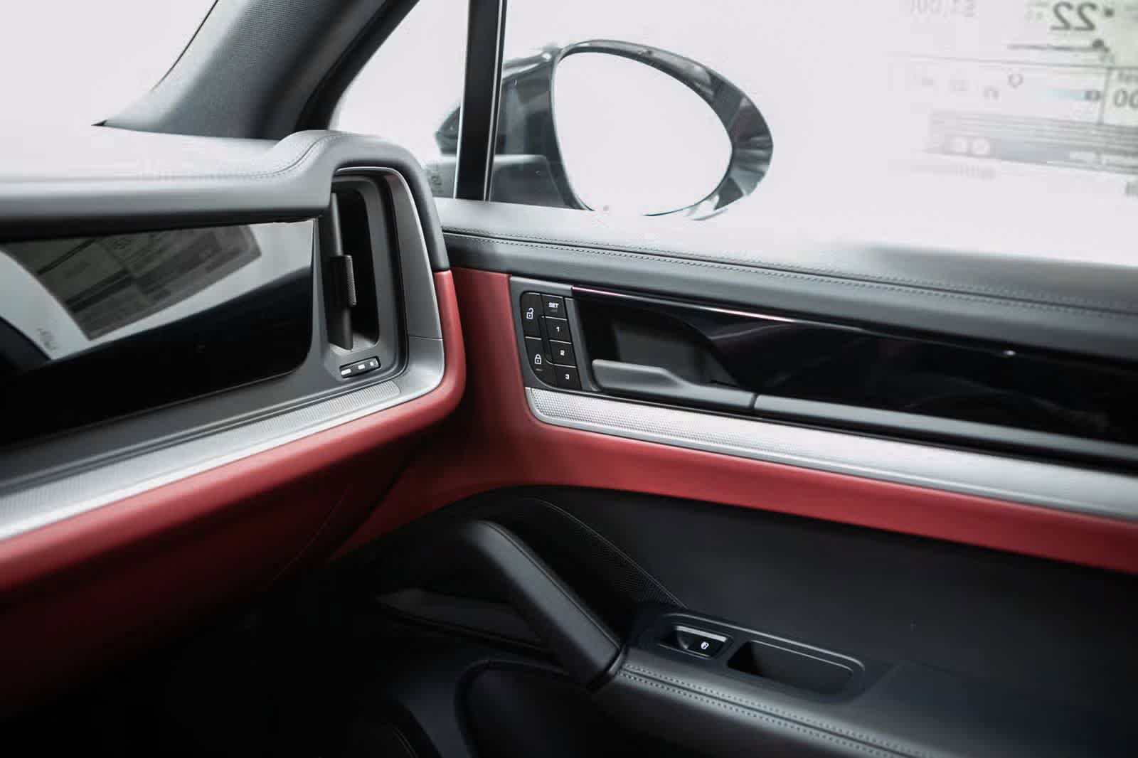 Certified 2025 Porsche Cayenne E-Hybrid AWD/4WD image 30