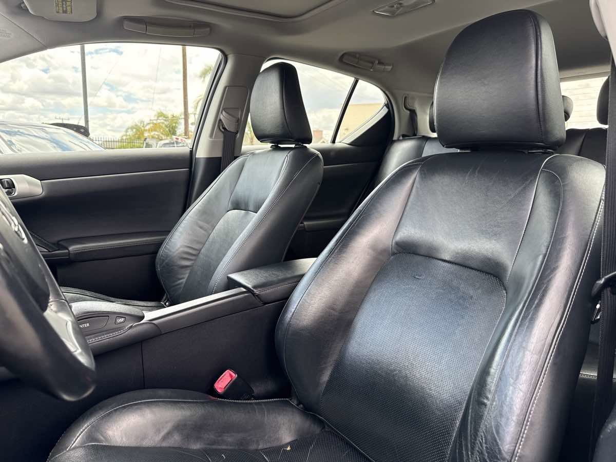 Used 2011 Lexus CT 200h Premium w/ Leather Pkg FWD image 8