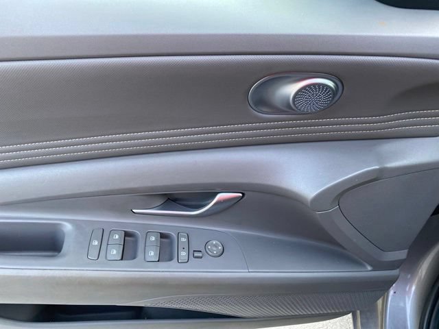 Used 2022 Hyundai Elantra SEL w/ Convenience Package FWD image 17