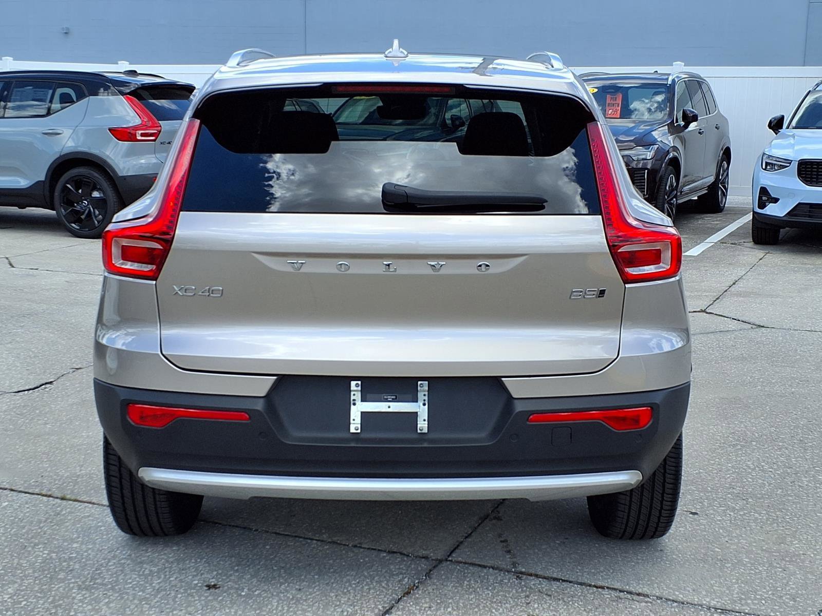 Certified 2023 Volvo XC40 B5 Plus w/ Driver Assist Package AWD/4WD image 7