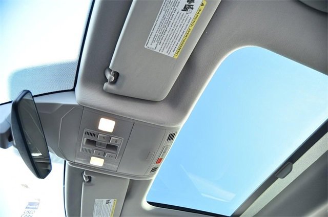 Certified 2025 Volkswagen Jetta SE w/ Sunroof Package image 22