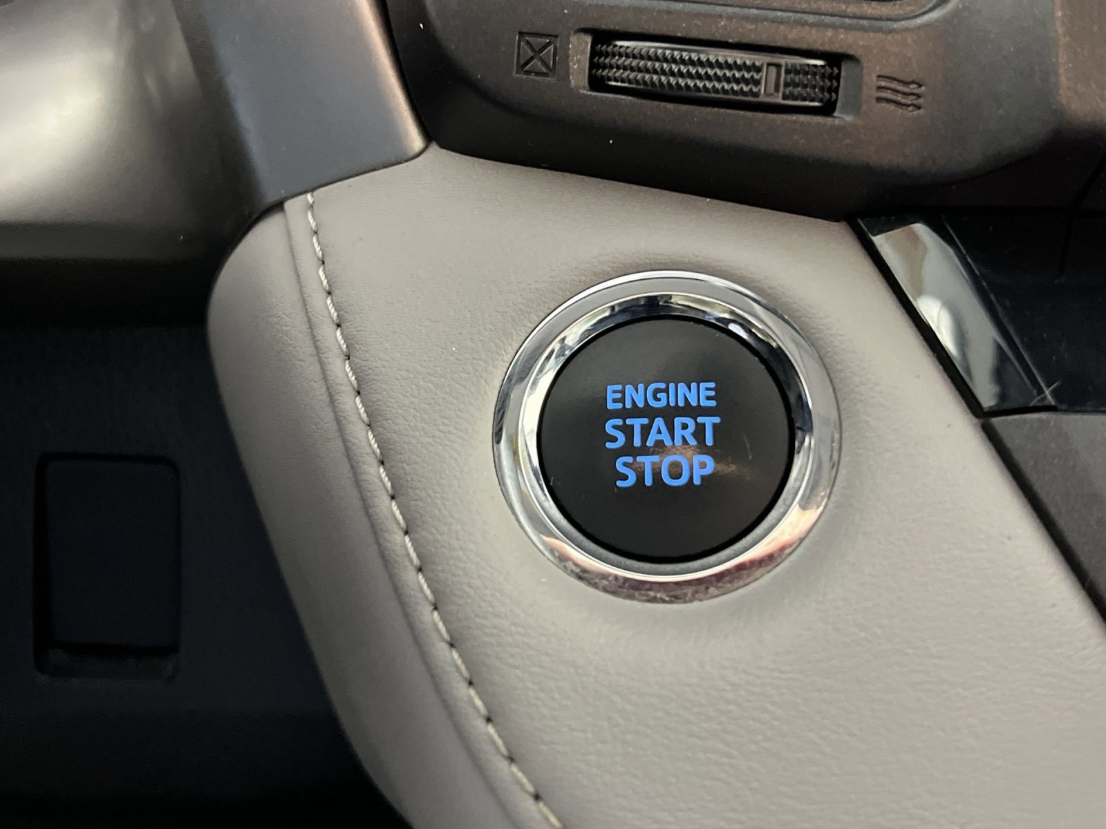 Used 2016 Toyota RAV4 Limited image 31