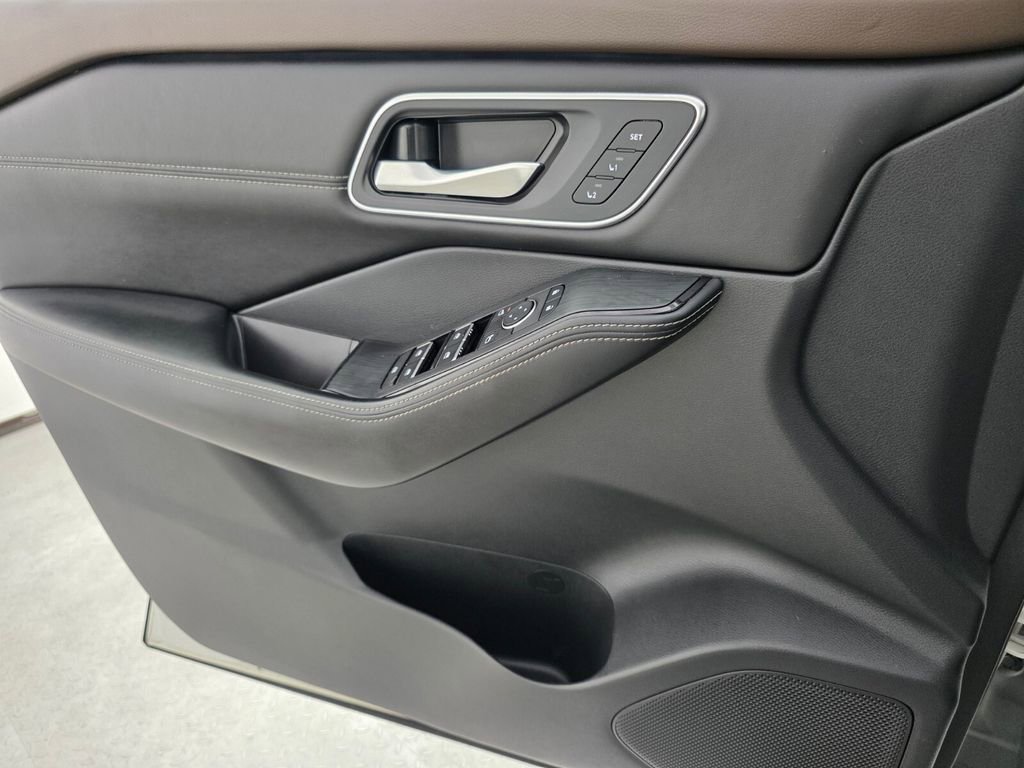 Used 2021 Nissan Rogue Platinum image 26