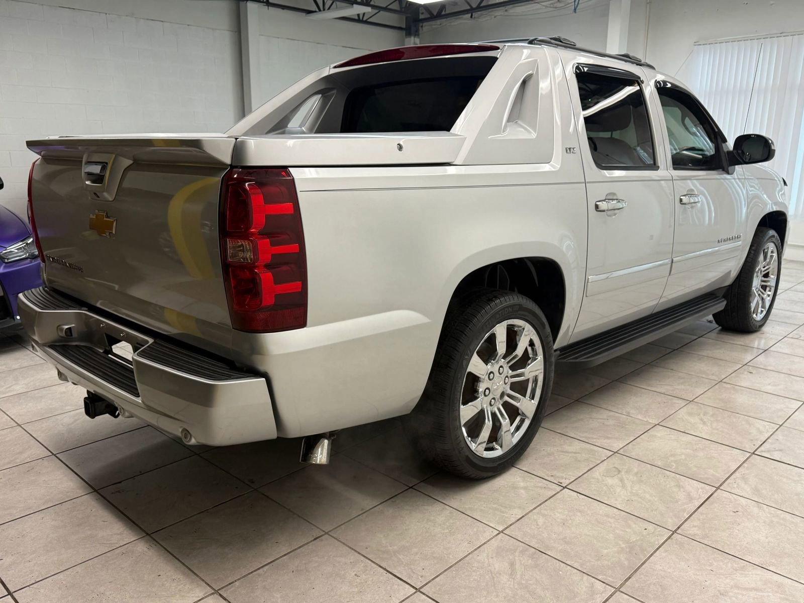 Used 2012 Chevrolet Avalanche LTZ image 9