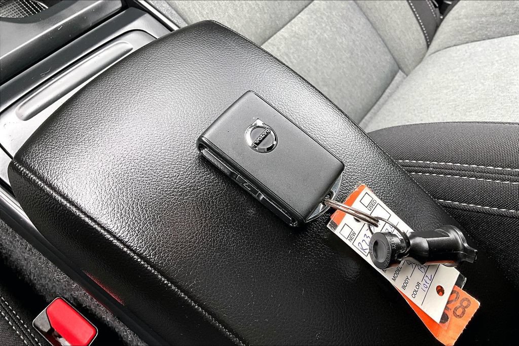 Certified 2024 Volvo XC40 B5 Core AWD/4WD image 14