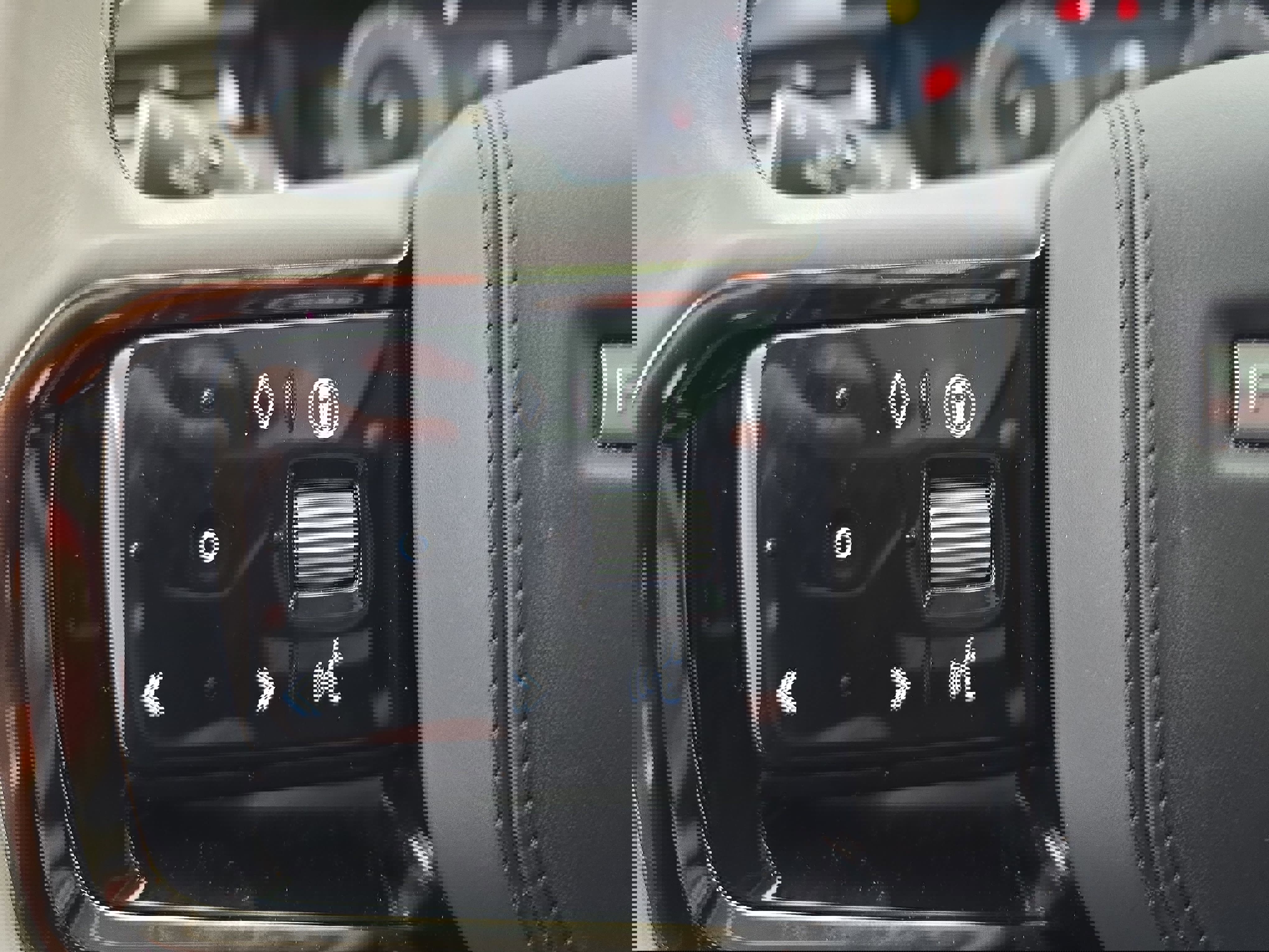 Used 2025 Land Rover Range Rover Velar Dynamic SE image 17