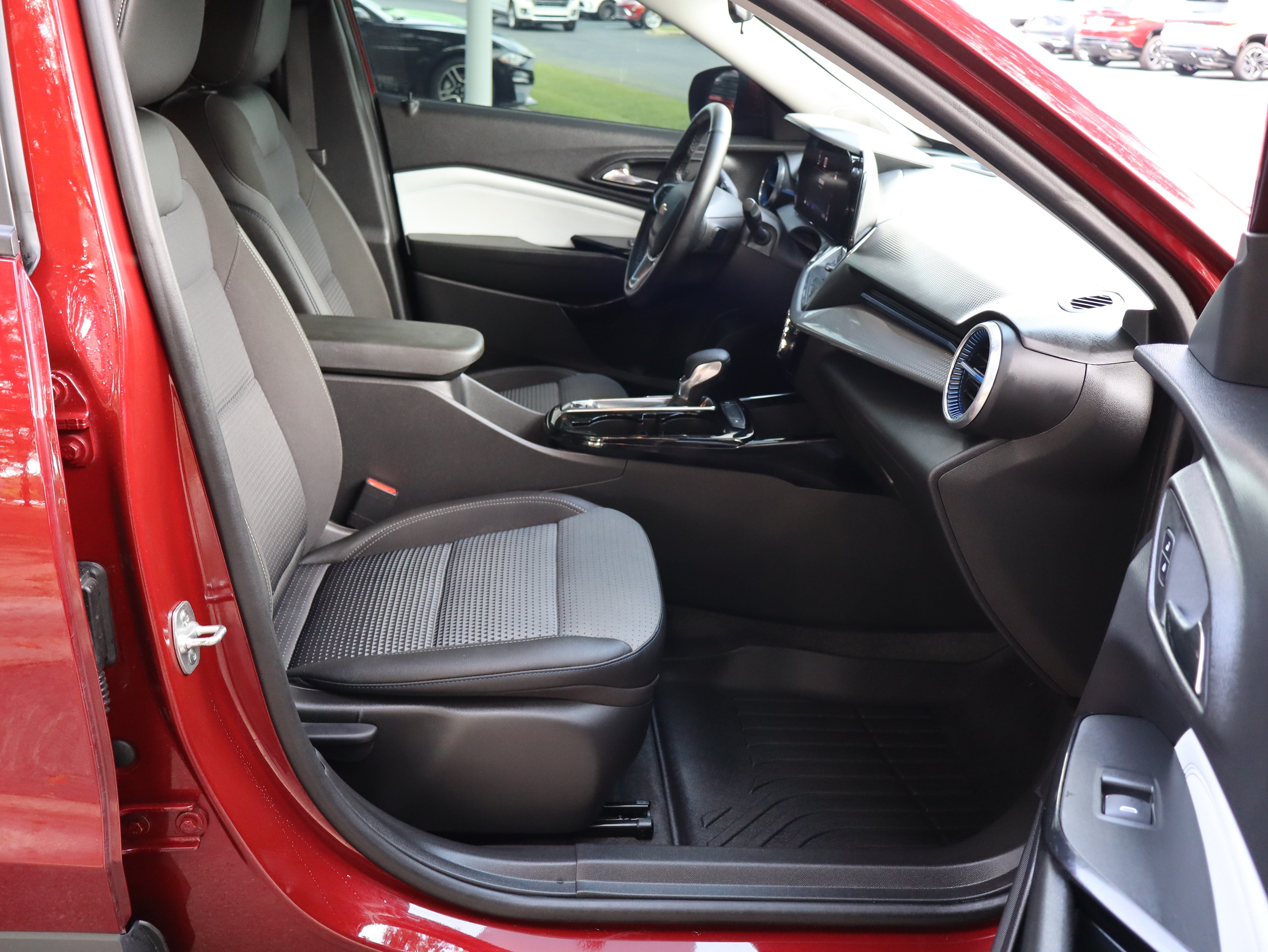 Used 2025 Chevrolet Trax LT w/ Driver Confidence Package FWD image 25
