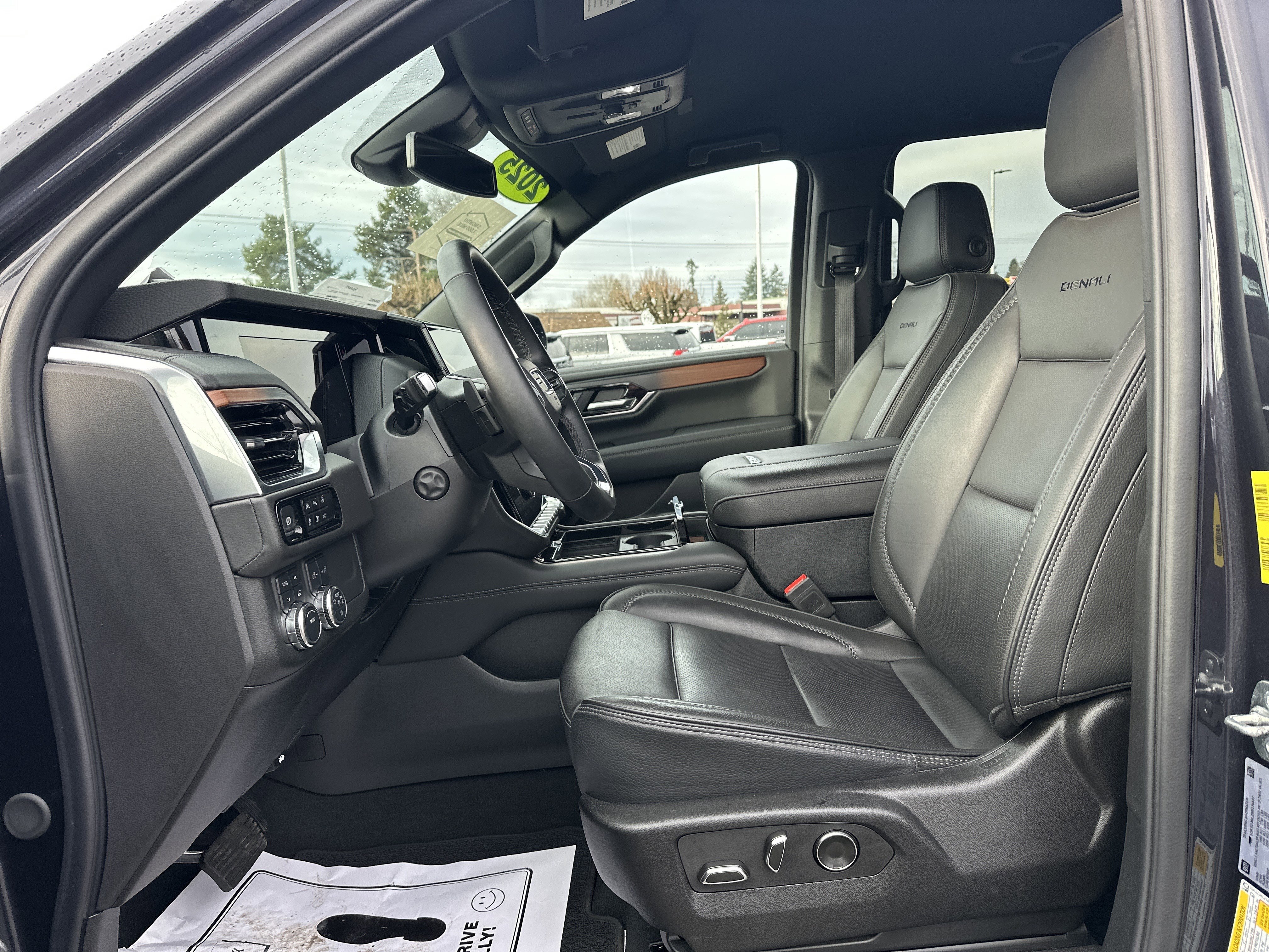 Used 2025 GMC Yukon XL Denali image 10