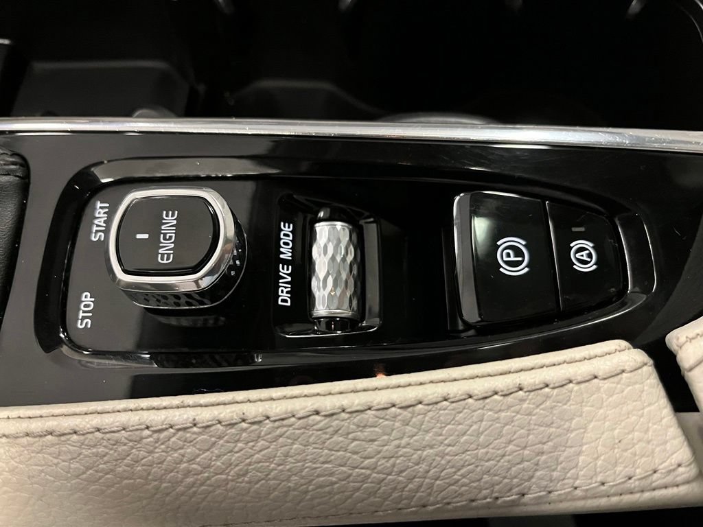 Used 2016 Volvo XC90 T6 Momentum w/ Momentum Plus Package AWD/4WD image 13