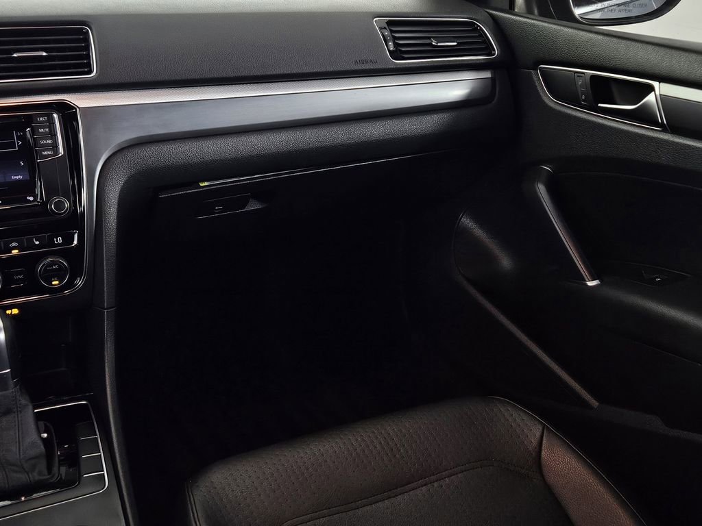 Used 2017 Volkswagen Passat 1.8T R-Line FWD image 9