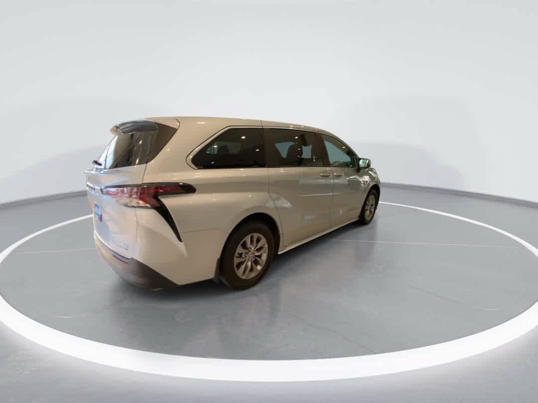 Used 2023 Toyota Sienna LE AWD/4WD image 8