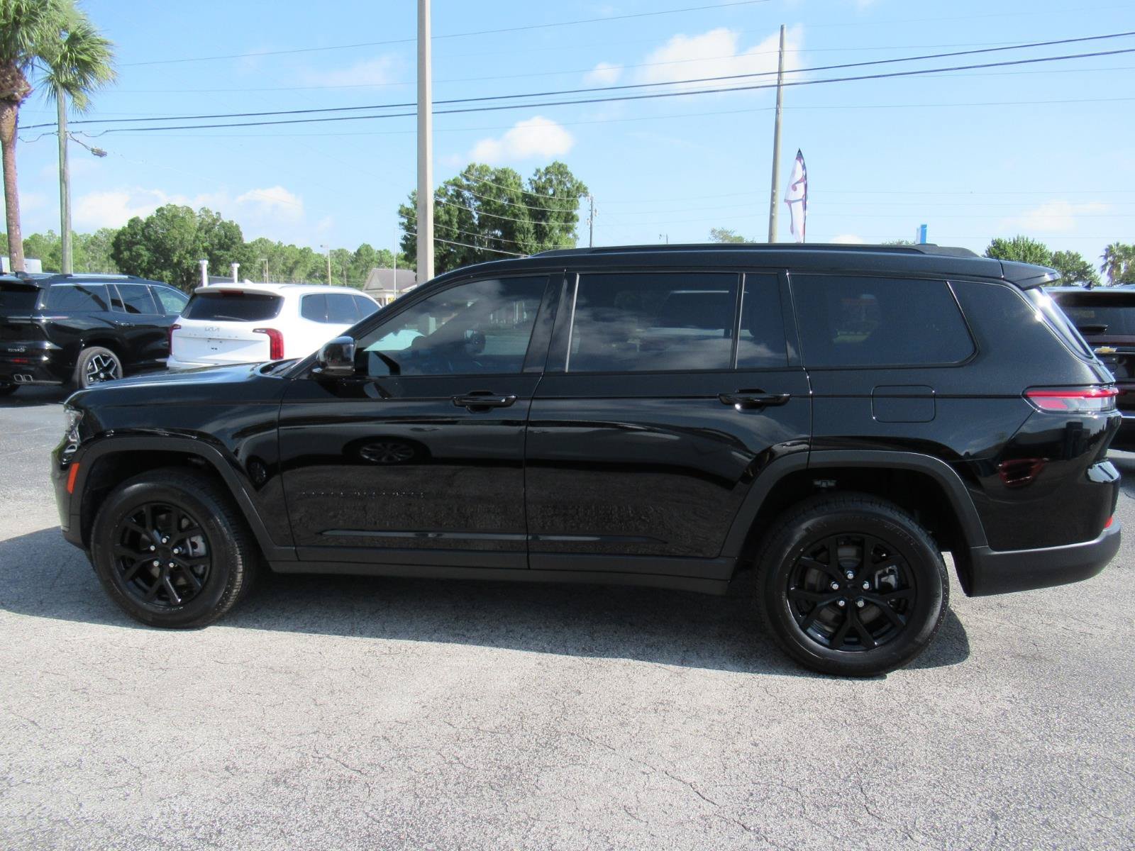Used 2025 Jeep Grand Cherokee L Laredo RWD image 2