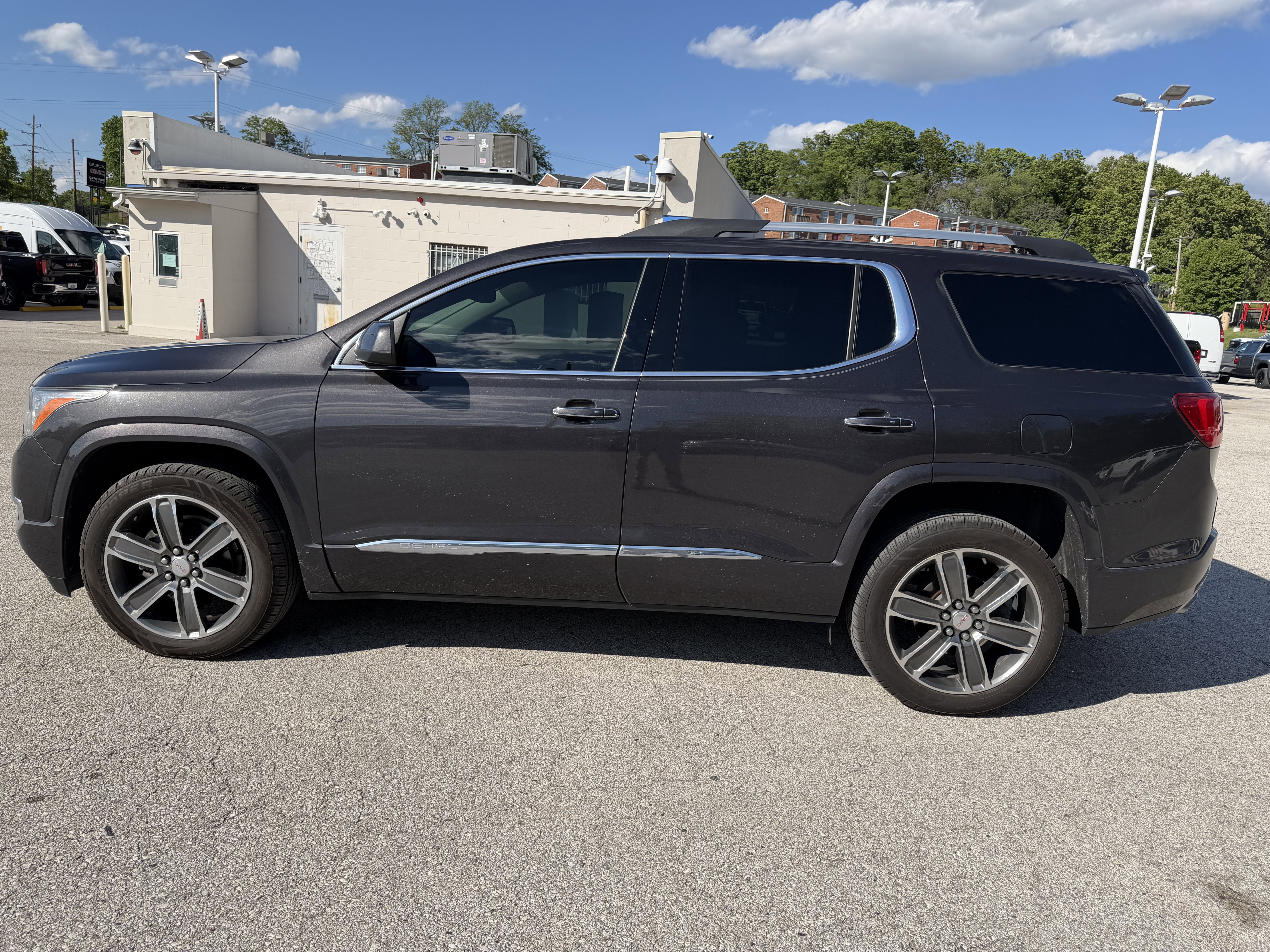 Used 2017 GMC Acadia Denali w/ Technology Package FWD image 4