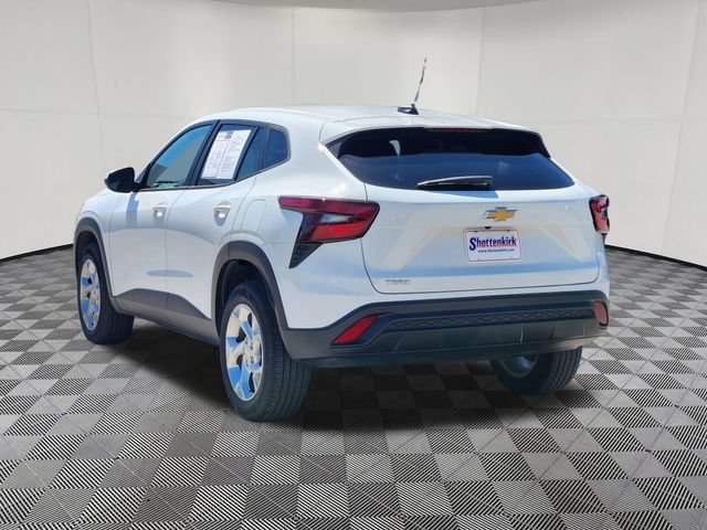 Used 2024 Chevrolet Trax LS w/ LS Convenience Package FWD image 3
