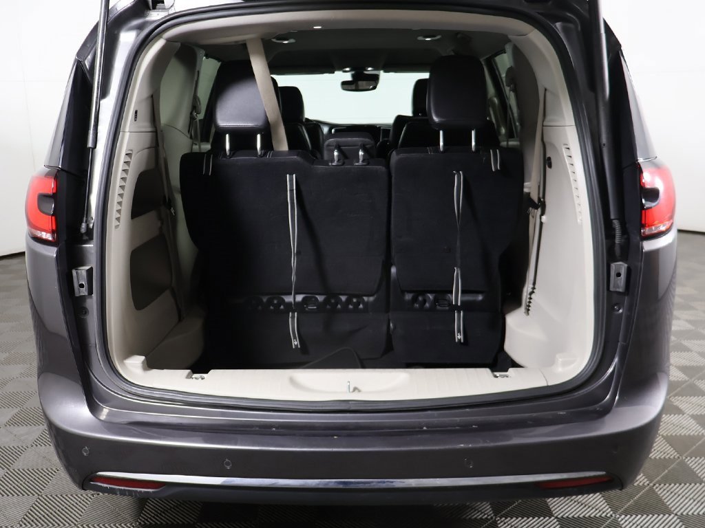 Used 2022 Chrysler Pacifica Touring-L image 16